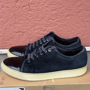 Lanvin captoe - Snygga svarta Lanvin captoes sneakers i storlek 45, uk 10. De är I mycket bra skick. Endast skor följer med. Hör av dig vid frågor!