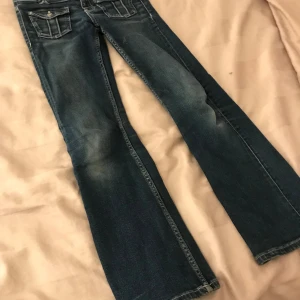 Bootcut jeans från Gina - Jättefina mörkblå jeans som tyvärr har blivit för korta på mig, är lowrise och bootcut och med fickorna där fram💕