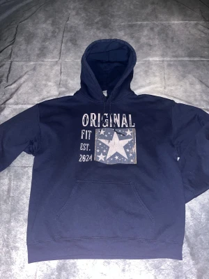 Original hoodie - Säljer nu min Original hoodie eftersom jag inte använt den så mycket! Den är i helt nytt skick! Om ni har ytterligare frågor skriv till mig! 