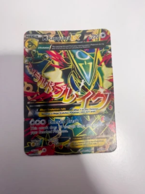 M Rayquaza EX - Cool och färgstark Pokémon-samlarbok med M Rayquaza EX på omslaget. Perfekt för dig som älskar Pokémon och vill ha något unikt i din samling! Boken har ett energiskt och actionfyllt utseende som passar både unga och unga vuxna.