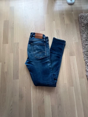 Replay anbass 1 year - Säljer nu dessa galet schyssta replay jeansen i en snygg 1 års tvätt med slitna detaljer. Söker man ett par all around jeans är dessa optimala. Enbart använda 2 gånger med outstanding skick. W30 L32. Hojta vid fler frågor!
