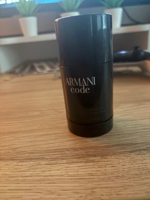 Armani Code Deodorant Stick - Stilren deodorant stick från Armani Code. Perfekt för dig som vill ha en fräsch känsla hela dagen. Volym: 2.6 oz. Snygg och diskret design som passar i gymväskan eller på resan. En fräsch doft på grabbarna till vintern har avänds 0 gånger 