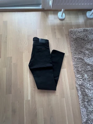 Nudie lean dean svarta - Säljer ett par Nudie lean dean i riktigt snygg svart färg. Enbart använda 1 gång och passar grymt året om. W29 L32. Hojta vid fler frågor