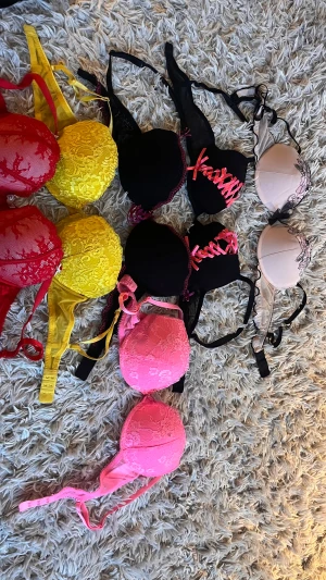 Vintage bhar  - Säljer flera vintage bhar i olika färger: röd, gul, svart, rosa och beige. Vissa har spetsdetaljer, andra har snörning med rosa band framtill. Materialet är mestadels spets och syntet. Perfekt för dig som vill ha något extra under outfiten. Alla är vintage från 2000s. 50-75kr styck eller alla för 200. Storlekarna varierar från A-D 