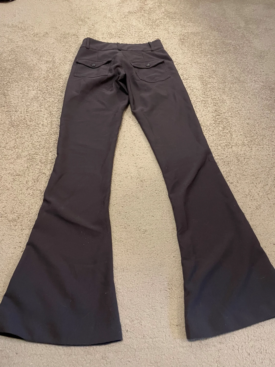 Utsvängda mörkgråa byxor  - 1