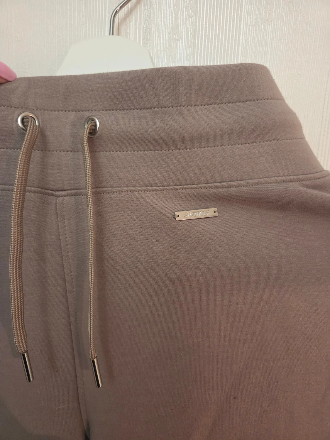 Beige mjukisbyxor från Stronger - 1