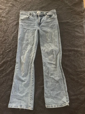 Bootcut jeans  - Snygga ljusblå jeans från 157 med klassisk femficksdesign och utsvängda. Jeansen har coola detaljer som knappar på bakfickorna. Storlek M och fint skick 💕
