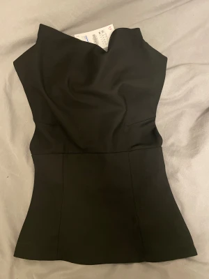Svart topp xs Zara  - Svart topp i figurnära modell och dragkedja i ryggen. Lite tjockare i materialet. Helt oanvänd endast testad 💞