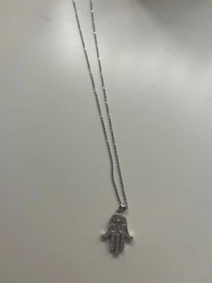 Silver halsband med hamsa-hänge - Fin halsband med hamsa-hänge