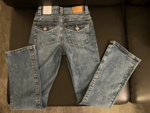 Y2K low bootcut jeans petite - Helt nya och oanvända lågmidjade y2k bootcut jeans i storlek 34 (petite) från Ginatricot 🩵