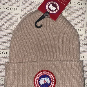 Canada goose vintermössa  - Helt ny Canada goose vintermössa i rött märke.mycket fin mössa speciellt i person. Onesize / unisex Finns i Göteborg annars frakt som alternativ. 