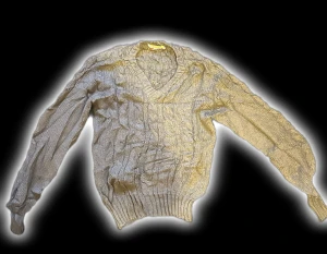 Grå stickad tröja med v-ringning - Säljer en grå stickad tröja med snygg v-ringad hals och kabelstickat mönster. Tröjan har långa ärmar och breda ribbade muddar vid ärmslut och nederkant. Perfekt för dig som gillar klassisk och chill stil.