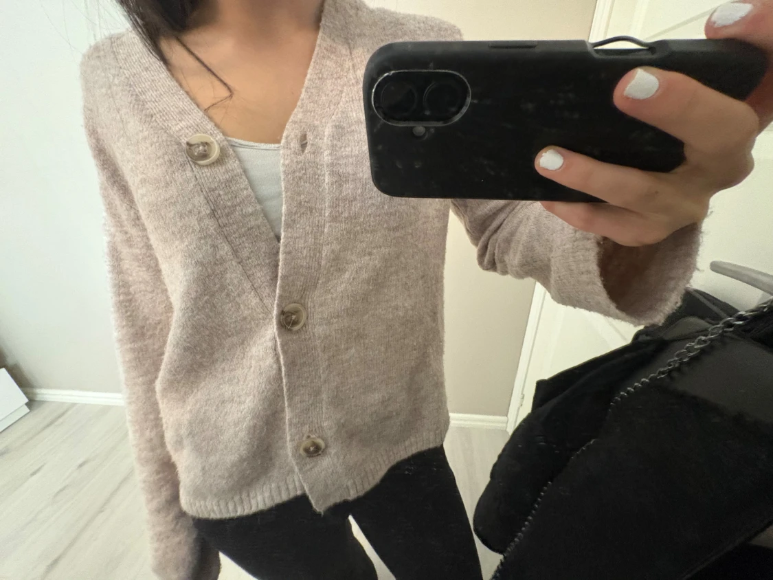 Beige stickad kofta med knappar - 1