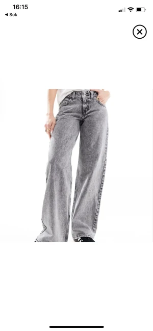 Levi's grå wide jeans low waist - Snygga grå jeans från Levi's med breda ben och låg midja. Modellen har klassiska fem fickor, knappgylf och cool tvättad look. Perfekt för dig som gillar loose fit och streetstyle. Levi's patch bak på midjan och ikoniska sömmar på bakfickorna.