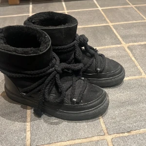 Inuikii skor - Säljer mina superfina svarta inuikiis i modellen sneaker classic!! De är vattentåliga och passar till allt. Den perfekta vinterskon😍😍 De är sparsamt använda under två vintrar med enstaka slitning, tex snöret på sista bilden. Utöver detta i bra skick men därav priset❤️❤️ nypris 2999
