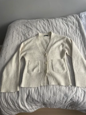 Krämvit stickad kofta med fickor - Supermysig krämvit stickad kofta med v-ringning💓