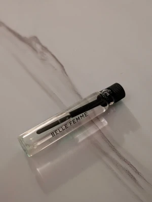 Essnce Belle Femme parfymprov - Smidig parfymprovflaska från Belle Femme – perfekt att ta med i väskan eller testa en ny doft. Minimalistisk design och enkel att använda. Perfekt för dig som vill prova något nytt!