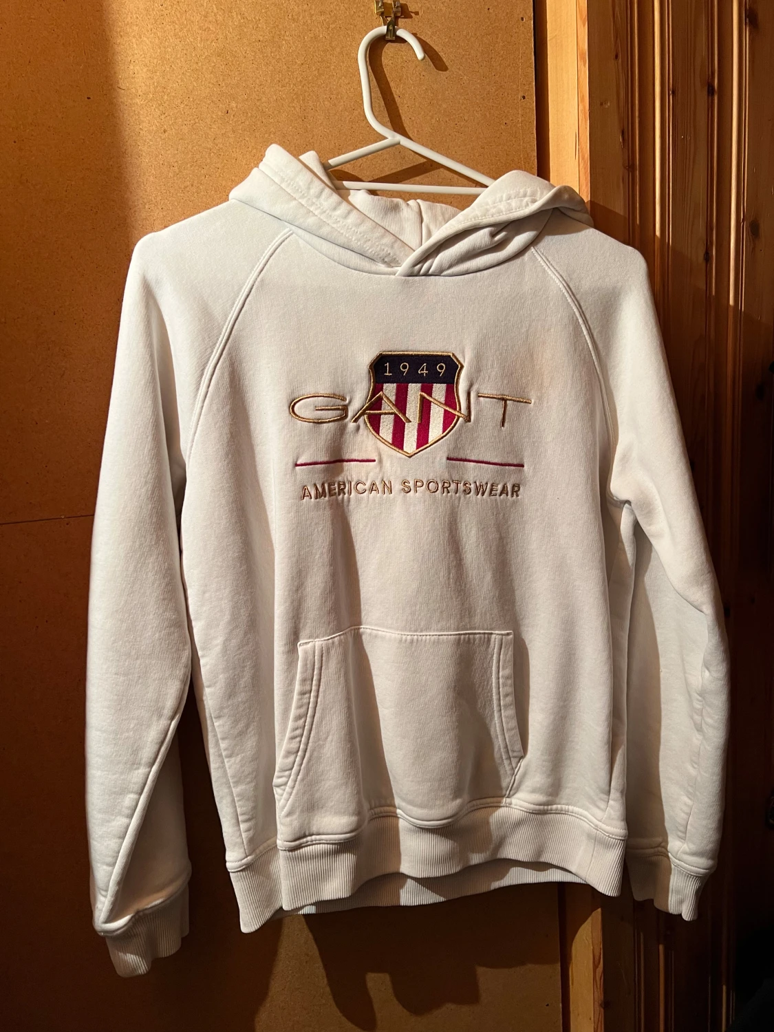 Vit hoodie från GANT med broderad logga