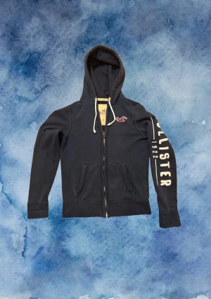 Vintage Hollister Zip Hoodie (sjukt sällsynt) - Säljer denna sjukt sällsynta och eftertraktade hollister zip-up | Fint skick| Storlek M | Längd ≈67 cm , Bredd armhåla - armhåla ≈ 53cm