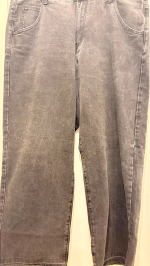 Grå wide jeans från SHEIN XXL - Snygga grå jeans från SHEIN i storlek XXL med breda ben och klassisk femficksdesign. Materialet är 76% bomull, 21% polyester och 3% viskos, vilket ger en mjuk och bekväm känsla. Perfekt för dig som gillar loose fit och avslappnad stil.
