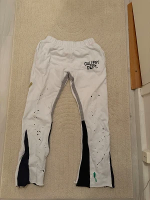 Vita mjukisbyxor från Gallery Dept. - Unika vita mjukisbyxor från Gallery Dept.