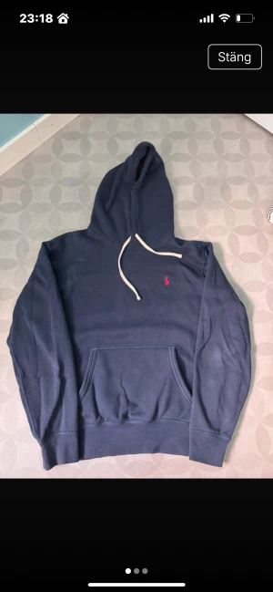 Svart polo hoodie - Snygg svart hoodie från raulph lauren!! Knappt använd av mig men köpt på Plick💕💕