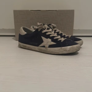 Marinblå golden goose - Tjena! Säljer ett par riktigt feta golden goose skor i färger marinblå. En väldigt fin sko som visar tecken på klass. Som är även i väldigt bra skick. 8/10 Inga riktiga tecken på användning. Låda, dustbags ingår. Priset kan diskuteras