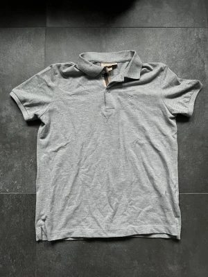 Burberry pike - Tjena, säljer nu denna riktigt snygga och populära burberry piken i bra skick, använd ett par gånger, inga skador eller slitage finns, hör av er vid frågor och funderingar🙌🤝