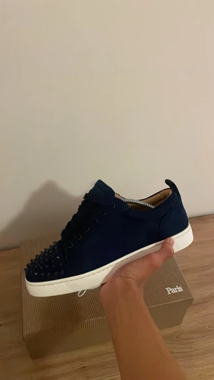 Loubs  - Fint skick bara lite smutsiga runt spikarna och under sulan! Allt og kommer med dvs kort, box, påse och spikar storlek 41 men passar 42