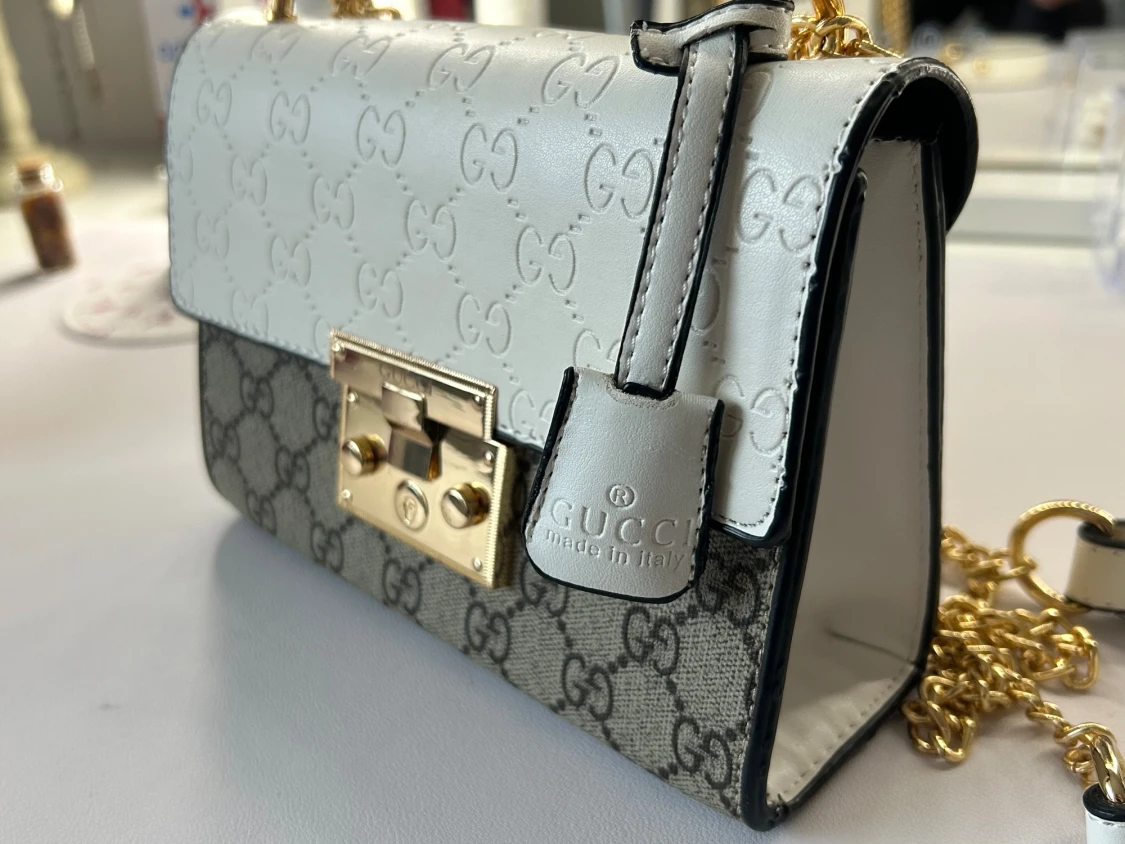 Axelväska i vitt och beige - 1