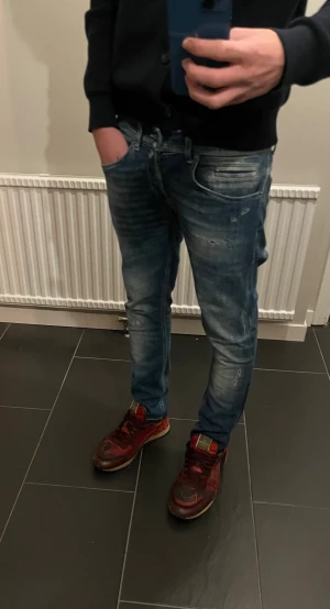 Dondup George strl 30 - Feta dondup George i strl 30 med original slitningar . Modellen är 177. Riktigt fint skick. Skriv vid funderingar 