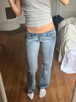 Lågmidjade vintage jeans  - Lågmidjade jeans  Midjemått =41cm  Innerbenslängd= 77 cm ( jag är 173)  Grenhöjd= 16cm (väldigt låga )  💕💕💕 