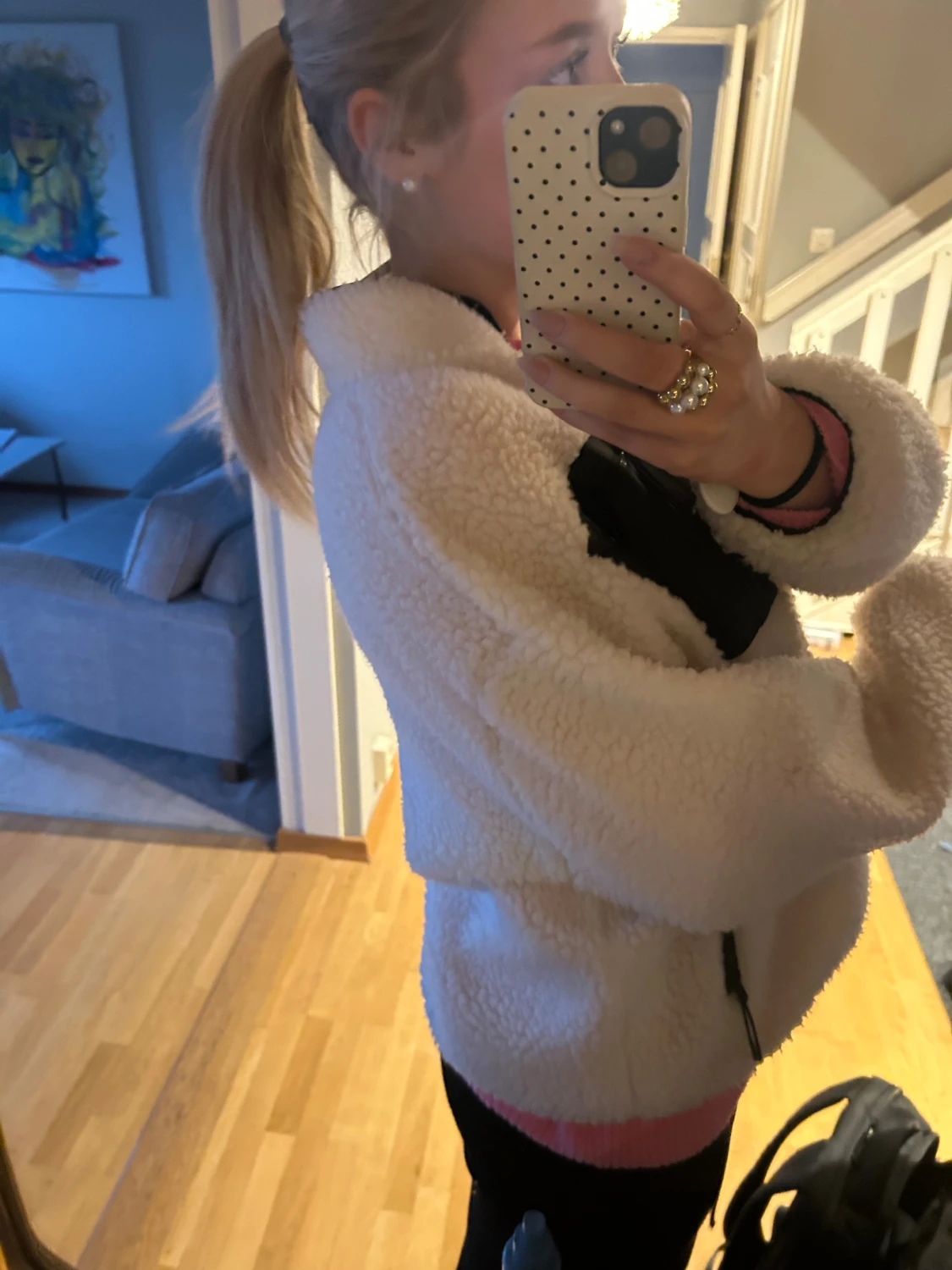 Vit teddyjacka med svarta detaljer - 2