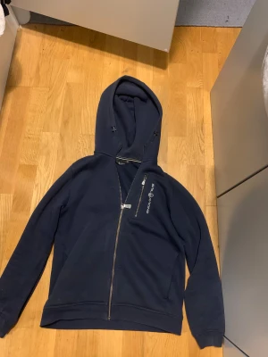 Mörkblå tröja från Sail Racing - Mörkblå hoodie från Sail Racing strl 150