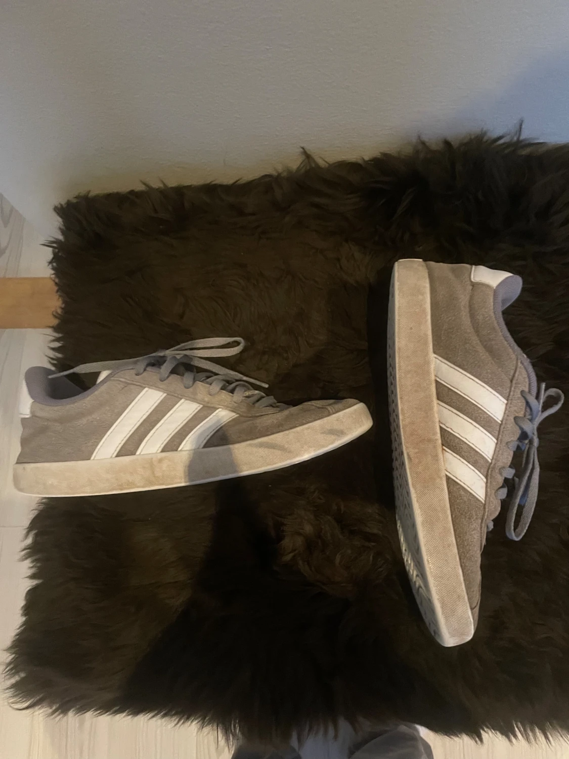 Gråa Adidas sneakers i mocka - 1