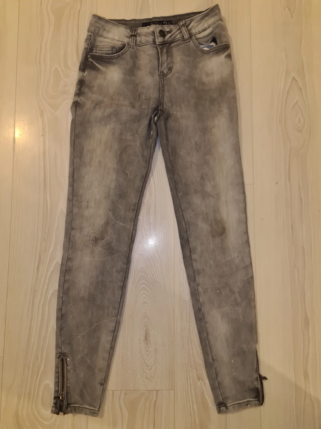 Grå skinny jeans från Amisu, strl 26