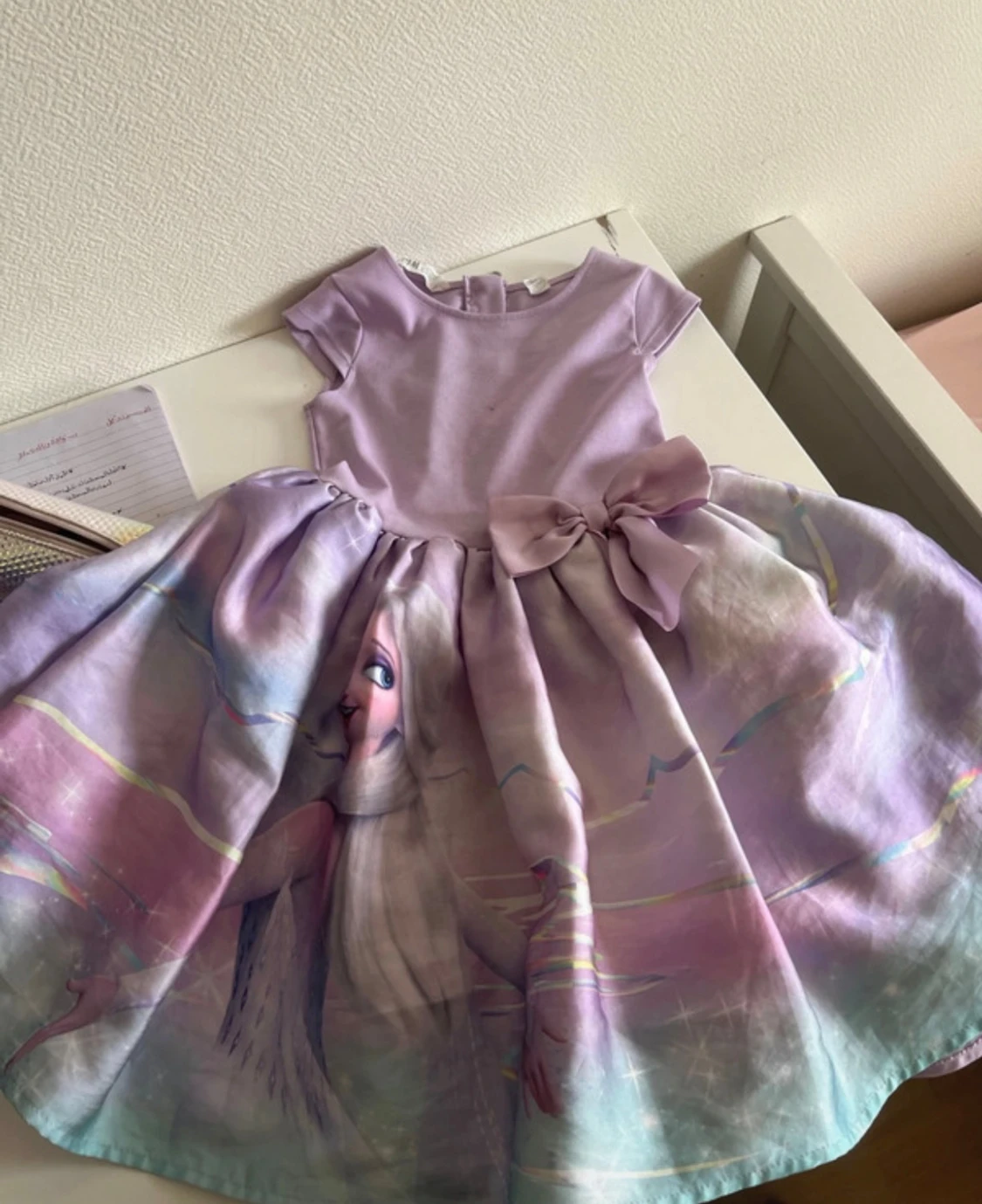 Ljuslila Frozen-klänning från H&M Disney