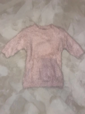 Ljusrosa fluffig stickad tröja Gina Tricot - Supermjuk och fluffig ljusrosa stickad tröja från Gina Tricot i storlek XS. Tröjan har ribbad rund hals och trekvartsärm, perfekt för dig som gillar cozy vibes och vill ha något som sticker ut lite. Passformen är slim och materialet känns riktigt skönt mot huden. Skriv för mer bilder och mått💞
