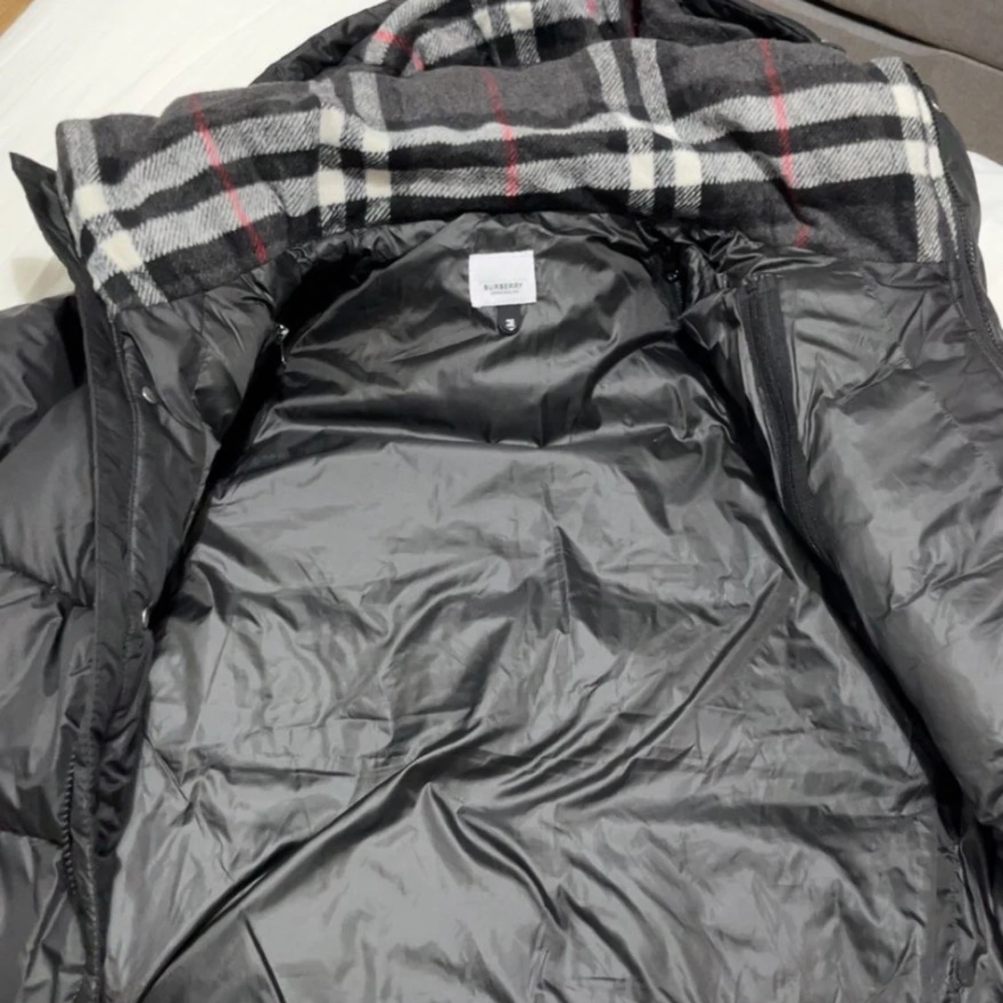 Svart dunjacka från Burberry med huva - 1