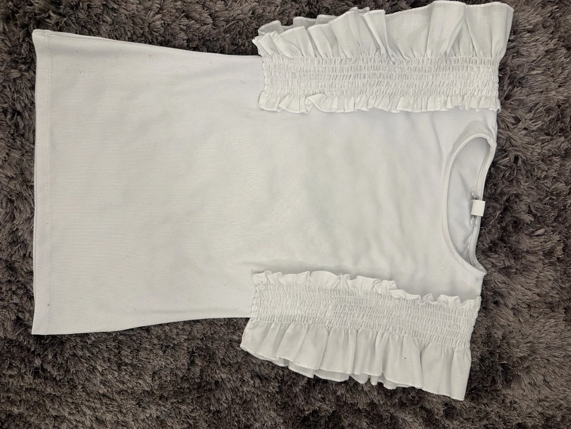 Vit blus med volang från Amisu