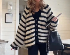 trendig randig kofta - supersnygg oversized randig kofta som knappt är använd!! skriv vid frågor💞💞