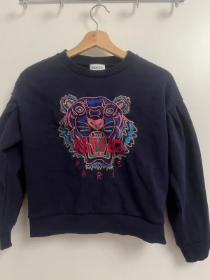 Mörkblå, Rosa Kenzo sweatshirt  - Säljer en mörkblå sweatshirt från Kenzo. Tröjan har rund hals, ribbade muddar och är i mjuk bomull.