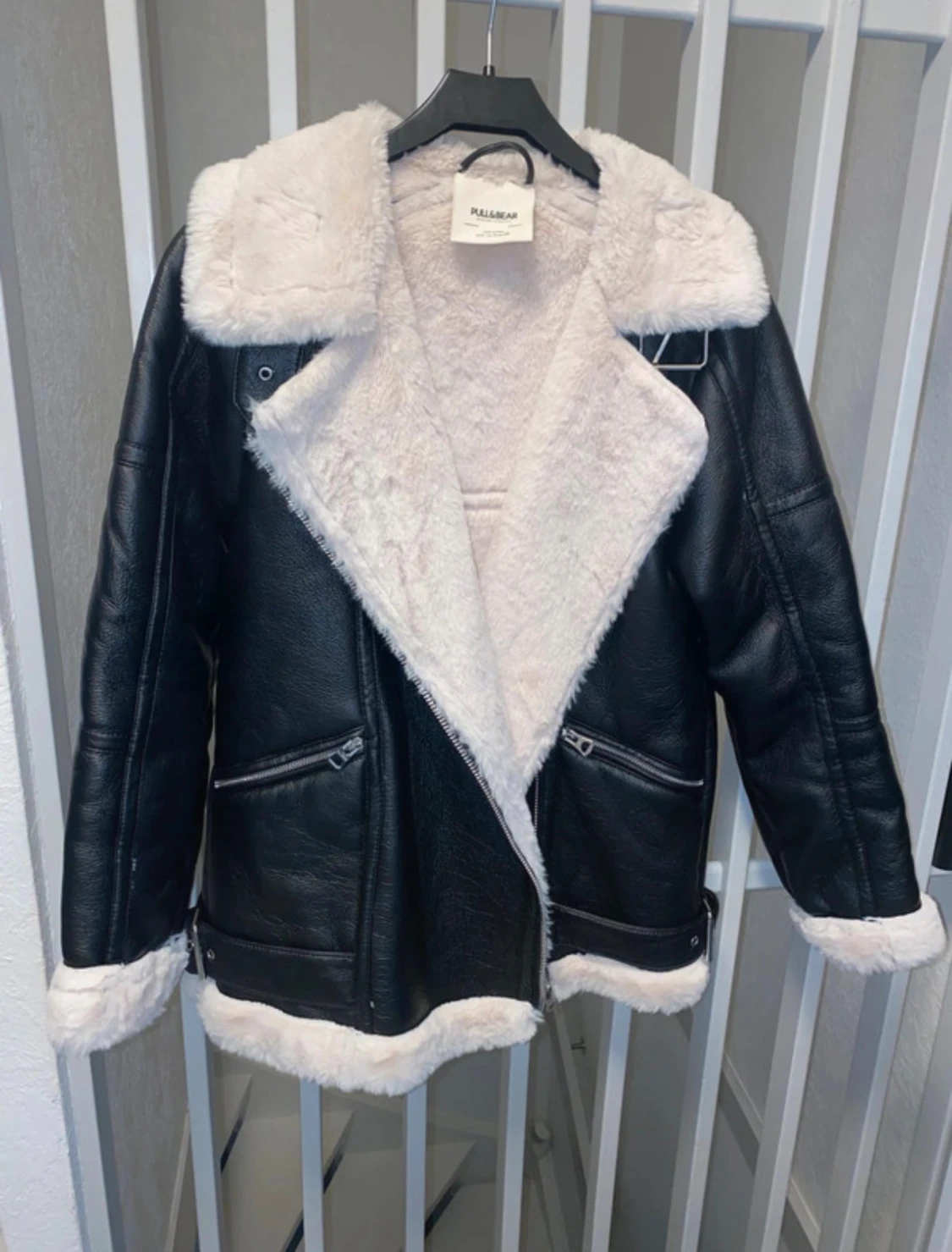 Svart pälsjacka från Pull&Bear