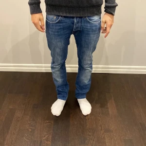 Acne studios jeans - Ett par feta acne studios jeans som sitter rätt slim. De är storleken 32/32 men passar ungefär 31/32. Passar perfekt nu för hösten. Fråga om ni har frågor. 