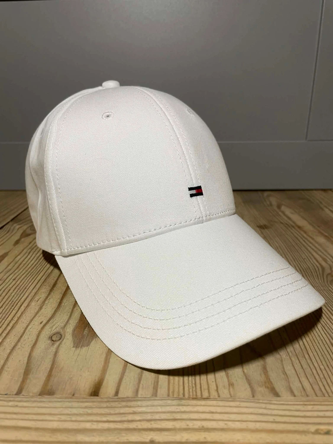 Vit keps från Tommy Hilfiger
