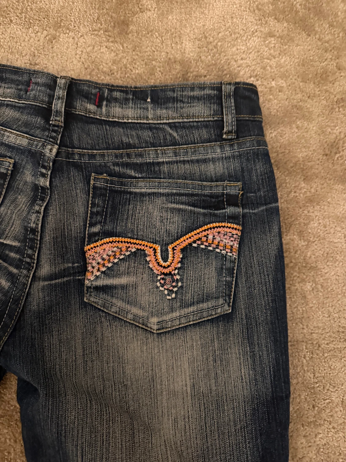 Blå bootcut jeans med broderade fickor - 2