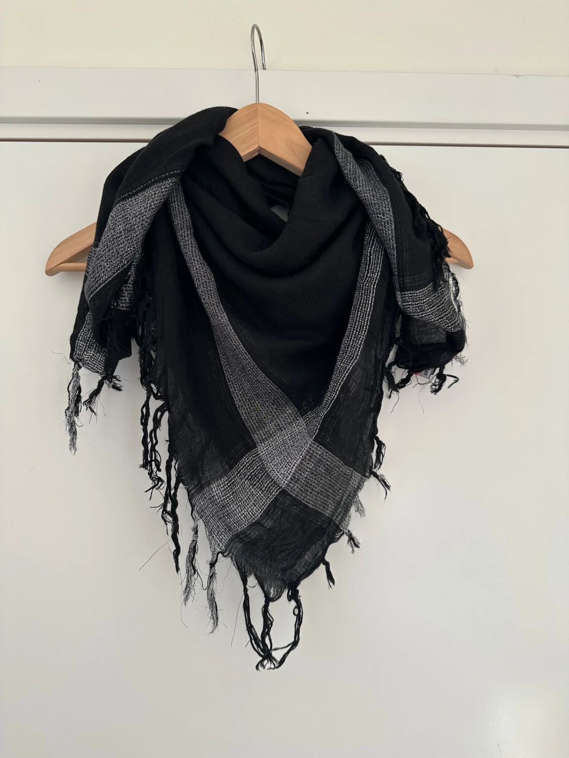 Svart och grå rutig halsduk med fransar