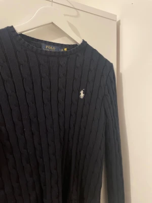 Mörkblå stickad tröja Polo Ralph Lauren - Haft denna ett tag och har typ aldrig använt den så väljer att sälja denna