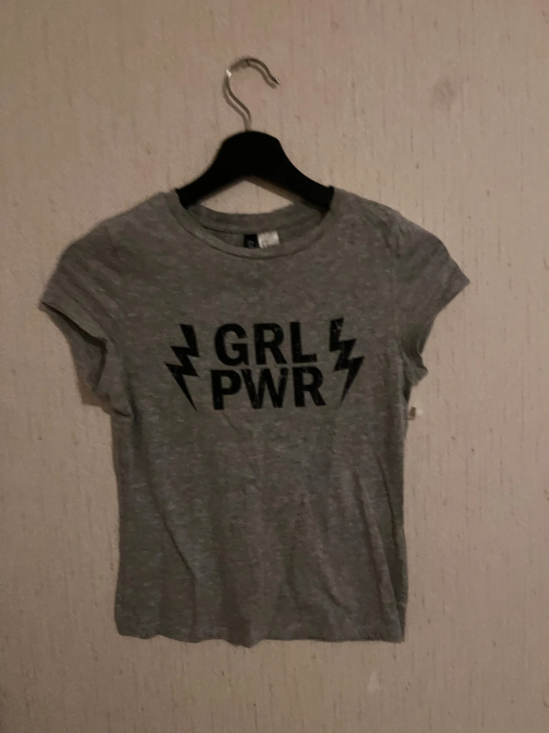 Grå t-shirt med GRL PWR-tryck - 1