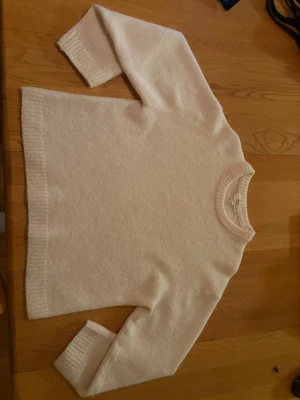 Gina Tricot stickad tröja - Fin stixkad tröja från Gina! Den är något nopprig men ingenting jättemärkbart. Skriv vid frågor!